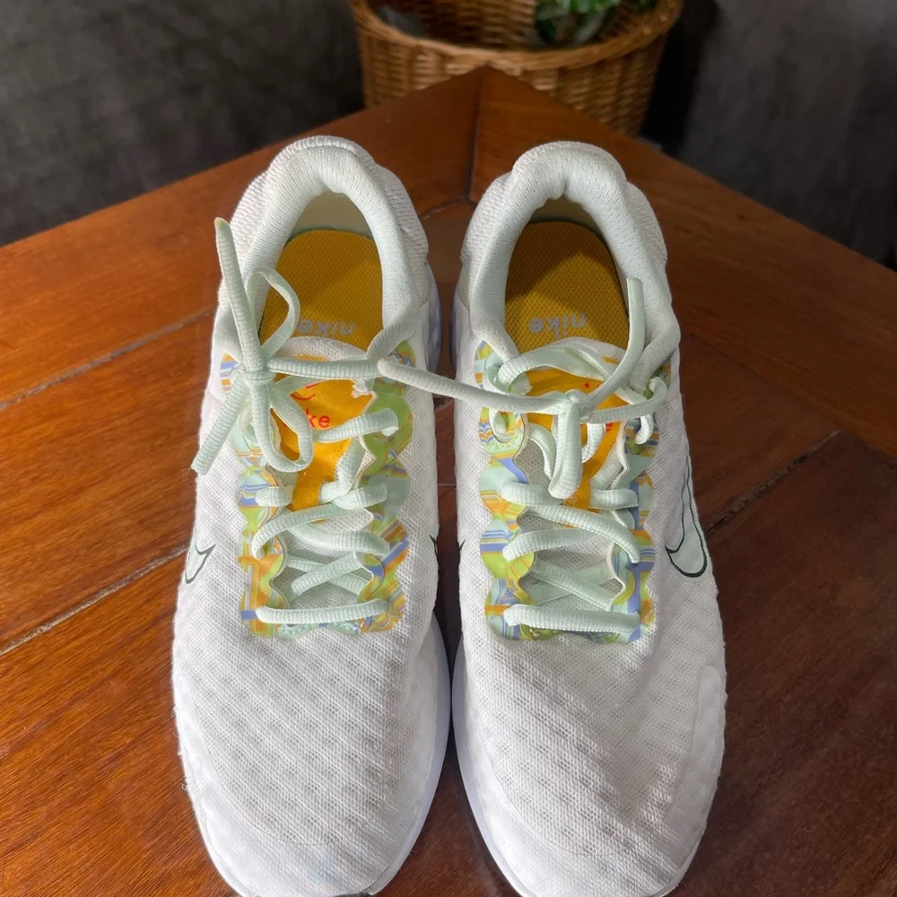 Women Nike White and Light Green Sneakers size 7 - Picture 4 of 9